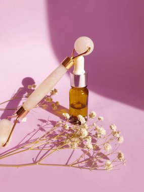 Kuvars masaj silindiri, renkli arka planda çingene çiçeği.