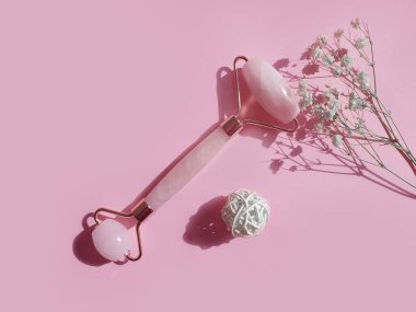 Kuvars masaj silindiri, renkli arka planda çingene çiçeği.