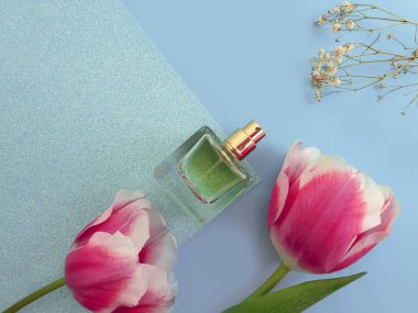 Renkli arka planda bir şişe parfüm çiçeği lalesi.