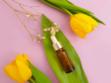 krem kozmetik çiçek lalesi renkli bir arka planda