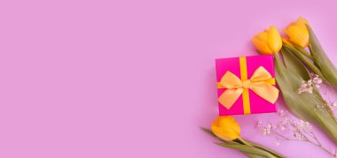 Hediye kutusu, renkli arka planda lale çiçeği.