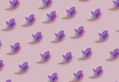 Renkli arkaplan çerçevesinde çiçek tarlası