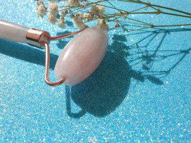 Renkli bir arka planda kuvars masaj silindiri