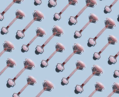 Renkli bir arka planda kuvars masaj silindiri