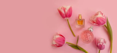 Renkli arka planda bir şişe parfüm çiçeği lalesi.