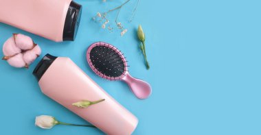 Şampuan, taraklı çiçek renkli bir arkaplanda yükseldi