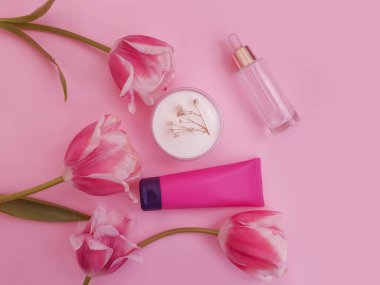  krem kozmetik çiçek lalesi renkli arka planda