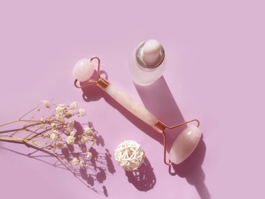  Kuvars masaj silindiri, renkli arka planda çingene çiçeği.