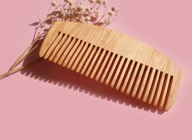 Renkli arka plan saç fırçasında ahşap tarak