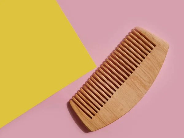 Houten Kam Een Gekleurde Achtergrond Haarborstel — Stockfoto