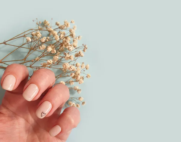 Manicura Beige Hermosa Mano Femenina Sobre Fondo Color — Foto de Stock