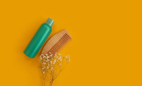 Shampoo Houten Kam Een Gekleurde Achtergrond — Stockfoto