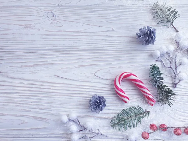 Zweig Eines Weihnachtsbaums Bonbons Auf Holzgrund — Stockfoto
