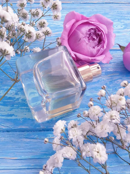 Botella Perfume Flor Sobre Fondo Madera — Foto de Stock
