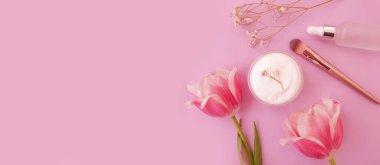  krem kozmetik çiçek lalesi renkli arka planda