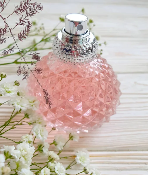 Butelka Perfum Kwiat Drewnianym Produkcie Tła — Zdjęcie stockowe