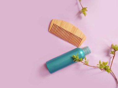  Şampuan, ahşap tarak, renkli bir arka plan.