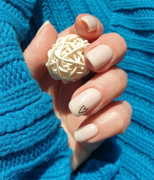 Vrouwelijke Hand Mooi Beige Manicure — Stockfoto