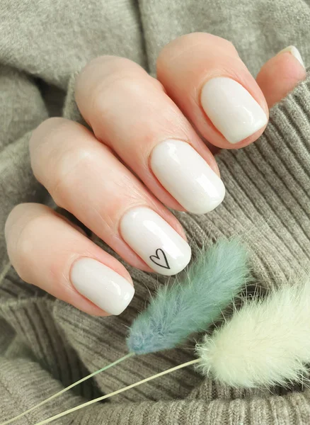 Kobieta Ręka Piękny Beżowy Manicure — Zdjęcie stockowe