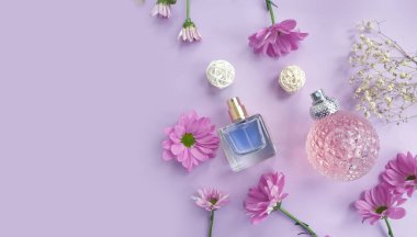 Renkli arka planda bir şişe parfümü çiçeği.