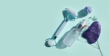  Kuvars masaj silindiri, renkli arka planda çingene çiçeği.