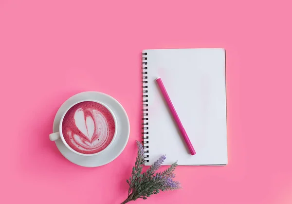 Notizbuch Kaffeetasse Zigeunerblume Auf Farbigem Hintergrund — Stockfoto