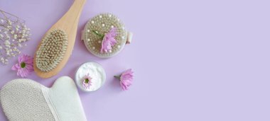 Masaj fırçası, renkli bir arka planda çiçek