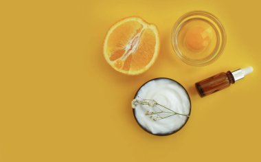 saç maskesi, renkli bir arkaplanda tarak