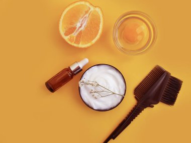 saç maskesi, renkli bir arkaplanda tarak