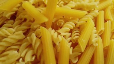 İtalyan makarnasının çeşitli çeşitleri ağır çekimde.