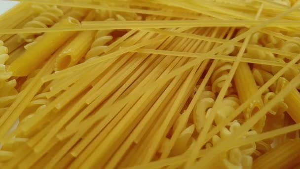 Olika Typer Torr Italiensk Pasta Slow Motion — Stockvideo