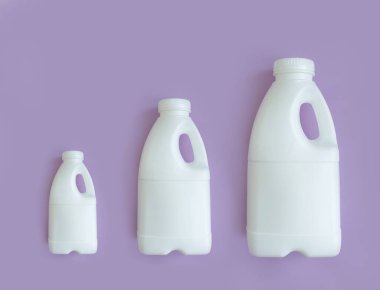 Renkli bir arka planda plastik şişedeki süt