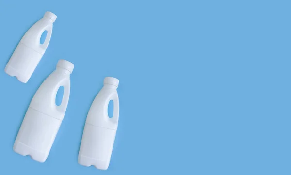 Melk Een Plastic Fles Een Gekleurde Achtergrond — Stockfoto