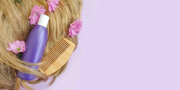 Σαμπουάν Μαλλιά Ξύλινο Λουλούδι Χτένα Ένα Χρωματιστό Φόντο — Φωτογραφία Αρχείου