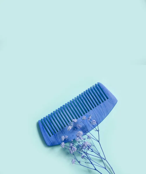 Houten Kam Een Gekleurde Achtergrond Haarborstel — Stockfoto