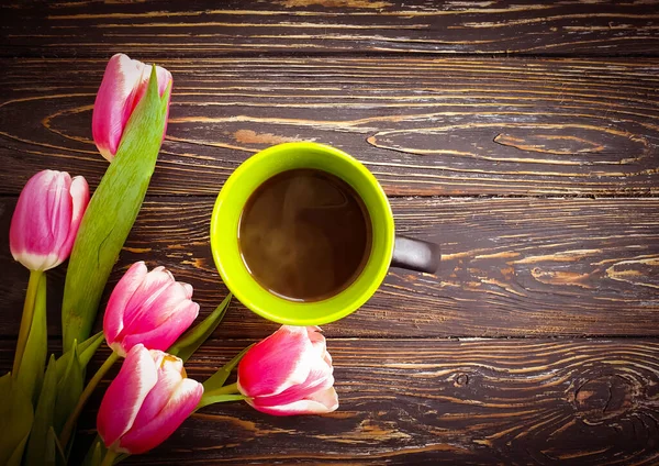 Чашка Кофе Цветочный Тюльпан Деревянном Фоне — стоковое фото