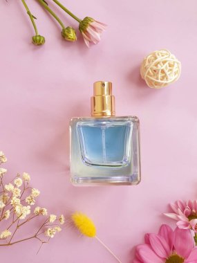  Renkli arka planda bir şişe parfümü çiçeği.