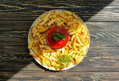 Ketçap, ekmek ve ahşap arka planda kızarmış ekmek.