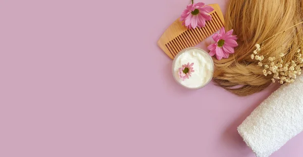 Shampoo Cabelo Flor Pente Madeira Fundo Colorido — Fotografia de Stock