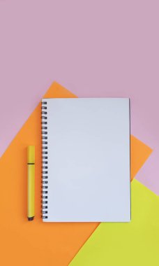 Renkli arka plan eğitimi üzerine kalem defteri