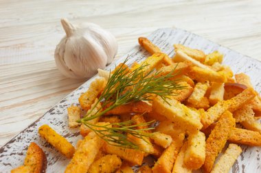 Ahşap arka planda kızarmış ekmek.