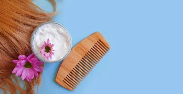 Šampon Vlasy Dřevěný Hřeben Květiny Barevném Pozadí — Stock fotografie