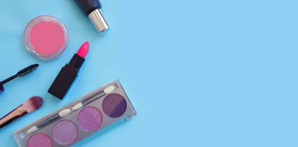 Kosmetik Dekoratif Maskara Lipstik Krim Pada Latar Belakang Berwarna — Stok Foto