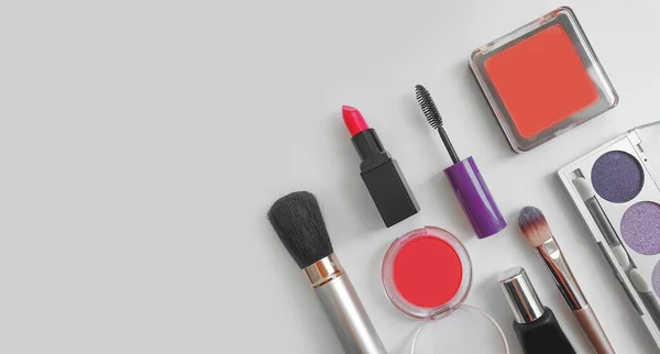 Kosmetik Dekoratif Maskara Lipstik Krim Pada Latar Belakang Berwarna — Stok Foto