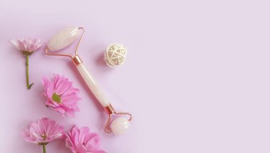 Renkli arka planda çiçek masajı silindiri