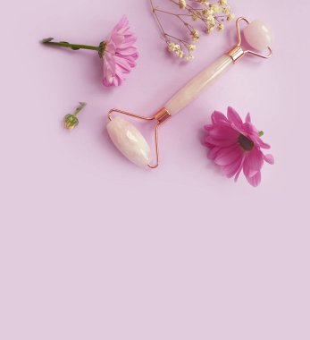 Renkli arka planda çiçek masajı silindiri