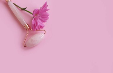 Renkli arka planda çiçek masajı silindiri