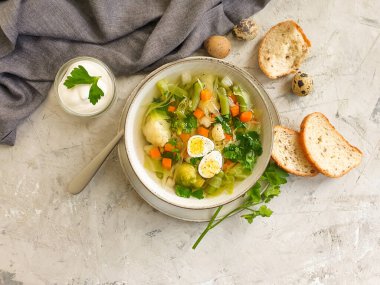 Sebze çorbası, çimento kaplı bıldırcın yumurtası.