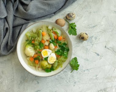 Sebze çorbası, çimento kaplı bıldırcın yumurtası.