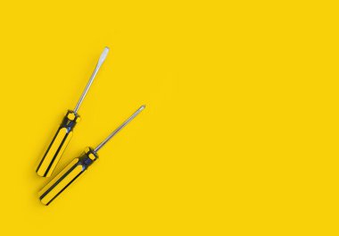 Renkli bir arkaplanda tornavida